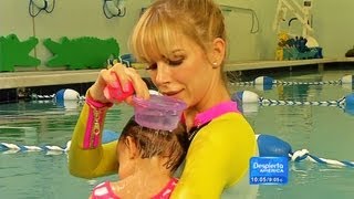 First swimming lesson for Águeda López baby in Mommy to the Rescue  Despierta America [upl. by Lebasiairam]