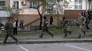 Ukraine  assaut des séparatistes à Lougansk [upl. by Ellehcen]