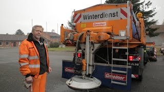 Winterdienst nimmt Fahrt auf So funktioniert ein Streufahrzeug [upl. by Barbour]